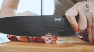 食材統(tǒng)統(tǒng)切成片，待用。