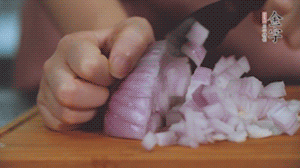 2.半個(gè)青椒、半個(gè)黃椒切圈、一個(gè)洋蔥切丁、三個(gè)白蘑菇切片備用。