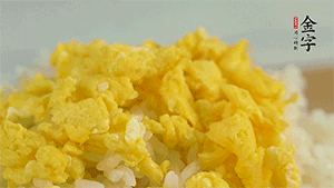 將雞蛋碎、西蘭花碎和放涼的米飯混合，用少許鹽、橄欖油調(diào)味。