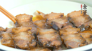 鋪上一片醬肉，撒點(diǎn)芝麻即可。