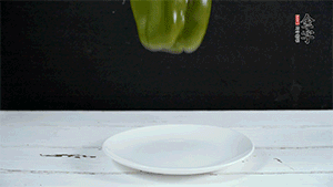 雞蛋打散，加青椒粒、蔥花攪拌。