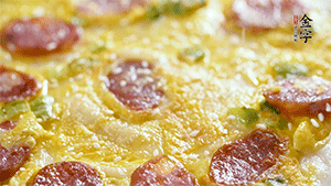 撒上一些芝麻，準(zhǔn)備一些番茄醬，一份早餐就做好了。