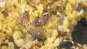 熱油起鍋，下醬肉丁炒香，再加入筍丁、適量水淀粉勾芡翻炒均勻。