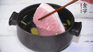 整塊豬肉，加蔥、姜片、料酒焯水。