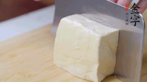 老豆腐切片，浸水備用。