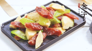 熱油下鍋，依次下金字香腸、萵筍、冬筍，均勻翻炒。