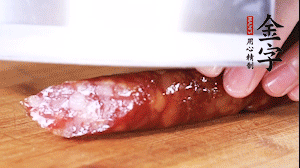 金字肉感香腸切成片，大蒜切末。