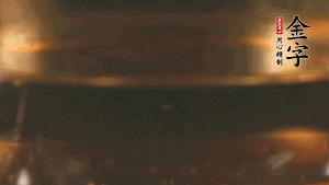 冷水下鍋，加入牛仔骨、姜片焯水備用。