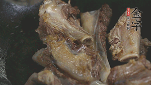 加入白蘿卜、料酒、水、火腿煮40分鐘。