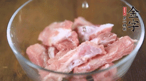 切成小段的排骨洗凈后，加姜片焯水3分鐘。