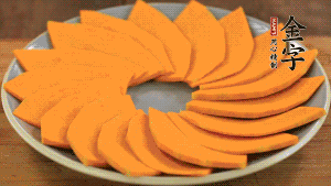 秋葵、南瓜交叉擺在盤中，然后香腸片置于上面，擺成花環(huán)狀。