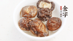 鍋加熱至7成，放蘿卜絲煸炒，加3粒冰糖翻炒至透明，盛出備用。