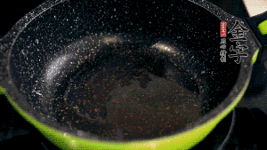 盆中放入炒好的蘿卜絲、香腸等食材，加粘米粉、澄粉，一邊倒香菇水，一遍攪拌成稀糊狀。（加入少量的澄粉可以讓蘿卜糕質地柔軟又充滿彈性，而且還可以增加成品的透明感。 ）