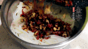 在蒸盤中鋪上油紙，鋪好食材后壓一壓，蒸箱中蒸30分鐘即可。（蒸好的蘿卜糕切成厚片，用少量油煎一下，撒點蔥花口味更好。）