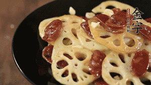 出鍋前加少許鹽調(diào)味，撒上蔥花即可。