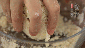 揉勻成光滑的面團(tuán)后，醒發(fā)半小時(shí)。