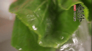 小青菜從根部掰開(kāi)，分別洗凈。