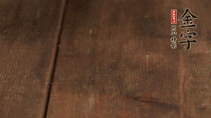 小玉米洗凈，對(duì)切。