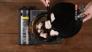 將鮮肉、咸肉、姜片、蔥結(jié)放到湯鍋中，加黃酒及足量清水。