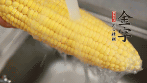 蓮藕切塊、玉米切段、荸薺削皮。