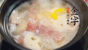 出鍋前加適量鹽調(diào)味，撒香菜點(diǎn)綴就可以啦。