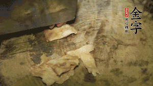 加適量溫水淹沒食材，大火燉至水沸后再小火慢燉1小時，出鍋前10分鐘加枸杞。（焯過水后的豬蹄不應(yīng)再用涼水，用溫水燉煮更容易軟爛。也可以用高壓鍋或者有煲湯功能的電飯煲，省時又便于入味。）