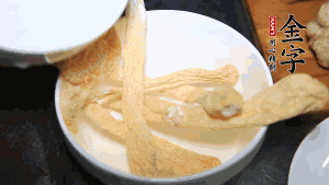 竹蓀淡鹽水泡發(fā)后，剪去菌蓋頭（封閉的一端），切成小段。生姜切片，蔥切段備用。