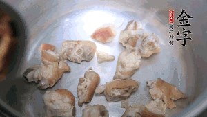 煎至兩面略金黃時(shí)，加適量熱水燉至奶白。