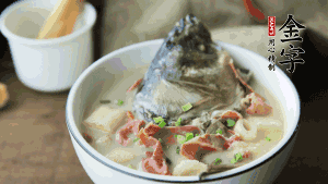 出鍋前可以撒上少許蔥花點(diǎn)綴。