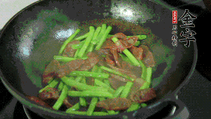 然后再加入鮮蓮子一起翻炒，至熟后加少許鹽調(diào)味就可以了。