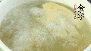 待湯水滾開后，再加入山藥塊，以料酒調味。