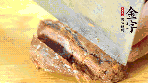 金字鹵牛肉切成小塊備用。