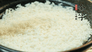 浸泡后的大米加入2湯匙生抽、1湯匙老抽調(diào)味。