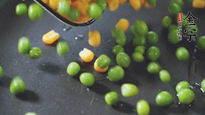 鍋7成熱時，下豌豆、玉米翻炒，再依次放醬肉、洋蔥碎、木耳碎。