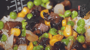 出鍋前加蠔油、生抽調(diào)味，撒點(diǎn)熟白芝麻即可。