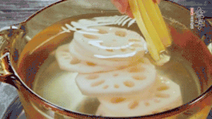 把藕和土豆焯水至八成熟，盛出瀝干水分。