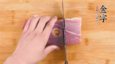 金字火腿切片，老豆腐切成塊，海鮮菇洗凈。