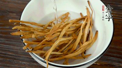 黃花菜、香菇提前泡發(fā)。黃花菜去掉硬頭，香菇切片。