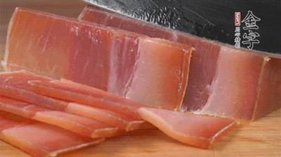 金字火腿切片，溫水浸泡5分鐘。