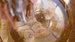 鍋中依次放姜片、排骨、火腿，加料酒、清水煮開轉小火煮30分鐘。