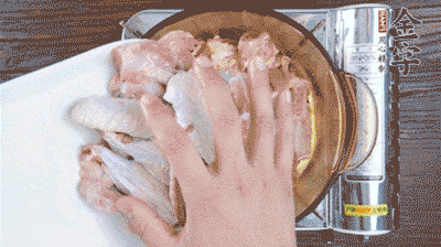 加料酒、蔥姜焯水2分鐘，清洗備用。