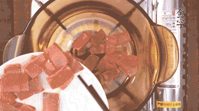 砂鍋中依次放火腿片、豆腐，大火燉開轉(zhuǎn)中小火。