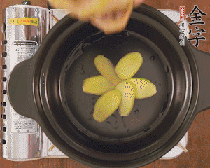 準(zhǔn)備土砂鍋，放姜片、鴿子、火腿片、蔥結(jié)、料酒，加沒過食材多些的清水，中小火燉煮。