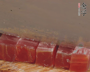 金字火腿切丁，春筍剝殼切丁，豌豆剝粒。