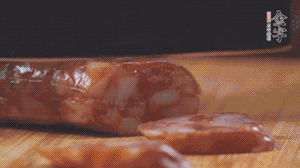 金字麻辣香腸切片，小青菜焯熟備用。