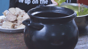 另起砂鍋，依次放入蘿卜、羊肉、火腿蹄片，加料酒、清水沒過食材。