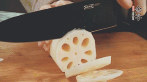 蔬菜清洗干凈切片。