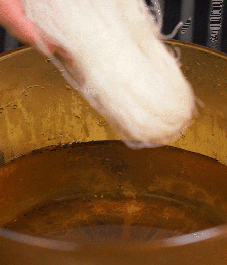 選用鮮嫩蠶豆，剝?nèi)ネ鈿ち粝露姑紫磧簦_成兩瓣。