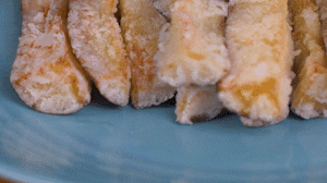 炸制油溫在7成左右，茄子炸至金黃色即可撈出。