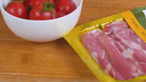 洋蔥、土豆切丁塊，火腿切小片，小番茄對(duì)半切開。